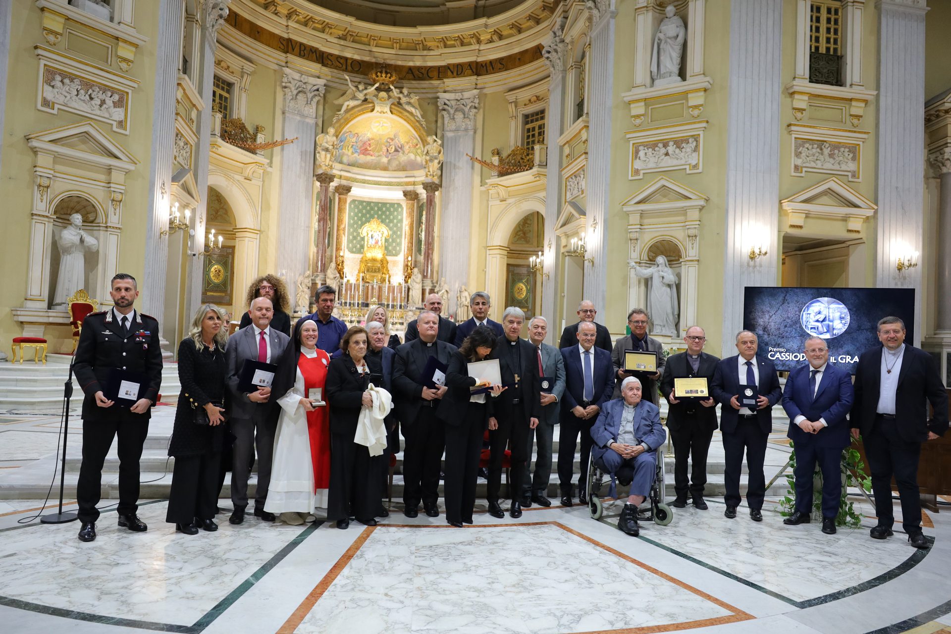 Foto di gruppo dei premiati nella basilica dell'Incoronata